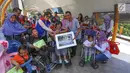 Perwakilan Bidang Sosial Yayasan Agung Podomoro Land (YAPL) Christie Damayanti (tengah), Sekretariat YAPL Uke Tantya (kiri) memberikan donasi kepada perwakilan Rumah Harapan Indonesia Ichsan Nur Haryono di Eco Sky Walk Neo Soho, Jakarta Barat, Kamis (2/5/2019). (Liputan6.com/Fery Pradolo)