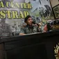 Pangkostrad Letnan Jenderal Mulyono memberikan keterangan di Media Center Kostrad, Jakarta, Senin (13/7/2015). Mulyono menyerahkan sepenuhnya pengusutan kasus penusukan anggota Brigif L-3/k di Gowa kepada kepolisian. (Liputan6.com/Faizal Fanani)