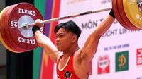 Atlet angkat besi Indonesia, Rahmat Erwin Abdullah mempersembahkan medali emas nomor 73 kg sekaligus memecahkan rekor SEA Games atas namanya. (Bola.com/Ikhwan Yanuar Harun)