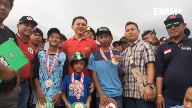 Ratusan warga berebut menyalami Ahok saat ia hadir di Kalijodo Clash. 