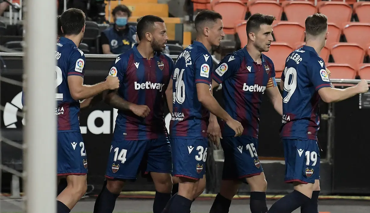 Pemain Levante merayakan gol yang dicetak Gonzalo Melero ke gawang Valencia pada laga ke-28 Liga Spanyol di Stadion Mestalla, Sabtu (13/6/2020) dini hari WIB. Valencia bermain imbang 1-1 atas Levante. (AFP/Jose Jordan)