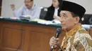 Mantan Bupati Bangkalan, Fuad Amin memberikan kesaksian di Pengadilan Tipikor, Jakarta, Senin (23/3/2015). Fuad menjadi saksi Antonius Bambang Djatmiko atas kasus dugaan suap jual beli gas alam di Bangkalan, Jatim. (Liputan6.com/Helmi Afandi)