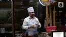 Ketua KPK, Firli Bahuri memasak nasi goreng di acara Silaturahmi Pimpinan KPK dan Dewan Pengawas KPK di gedung KPK, Jakarta, Senin (20/1/2020). Firli mengaku selalu mempertontonkan hobinya itu di setiap wilayah dan instansi tempatnya ditugaskan. (merdeka.com/Dwi Narwoko)