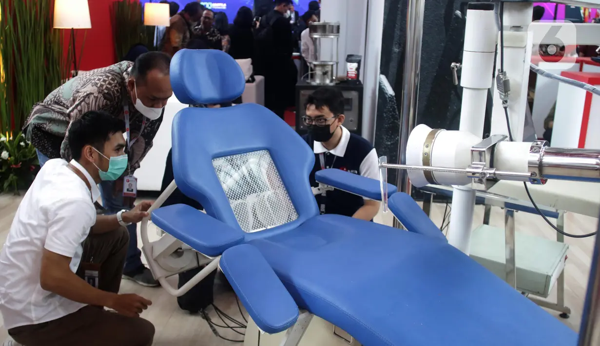 Pengunjung melihat inovasi alat kesehatan yang dipamerkan saat pameran Riset dan Inovasi atau InaRI expo 2022 di  Inovation Convention Center, Cibinong Science Center, Kabupaten Bogor, Kamis (27/10/2022). Pameran riset dan teknologi, serta inovasi ini mewadahi 239 peserta, dan mulai digelar 27-30 Oktober 2022. (Liputan6.com/Helmi Fithriansyah)