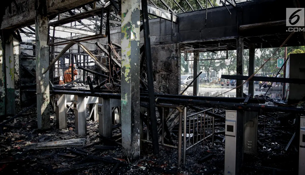 Kondisi bangunan depo Stasiun Klender, Jakarta Timur yang terbakar, Jumat (19/5). Kebakaran di Stasiun Klender ini melalap sejumlah ruangan, mulai dari ruangan penjualan tiket, kantor kepala stasiun, sampai, toilet. (Liputan6.com/Faizal Fanani)