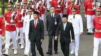 Presiden Jokowi bersama dengan Wapres Jusuf Kalla saat kirab pelantikan Gubernur dan Wakil Gubernur DKI Jakarta Anies Baswedan dan Sandiaga Uno periode 2017-2022 di Istana Negara, Jakarta, Senin (16/10). (Liputan6.com/Angga Yuniar)