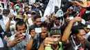 Para pengunjuk rasa menunjukkan KTP yang menunjukkan jika mereka datang dari luar Jakarta (Liputan6.com/Herman Zakharia)