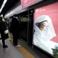 Para penumpang yang mengenakan masker menunggu kereta mereka di stasiun kereta bawah tanah di Seoul, Korea Selatan, Rabu (23/2/2022). Kasus harian COVID-19 baru Korea Selatan mencapai rekor tertinggi, melonjak menjadi 171.452 dari 99.569 kasus sehari sebelumnya. (AP Photo/Ahn Young-joon)