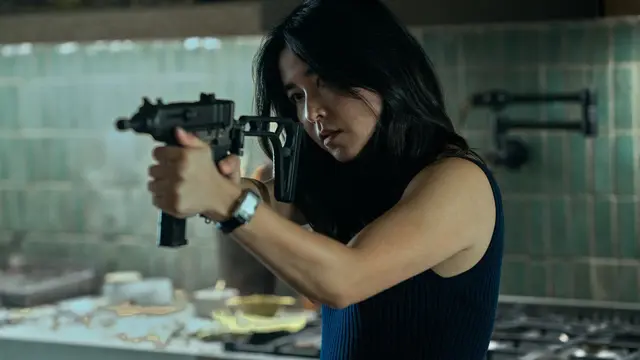 Maya Erskine dalam serial Mr. & Mrs. Smith. [Foto: Prime Video]