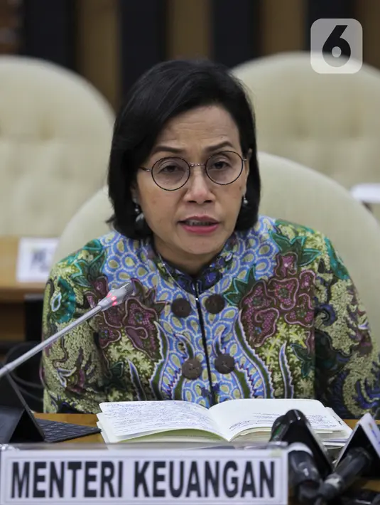 Menteri Keuangan Sri Mulyani saat rapat konsultasi dengan DPR di Ruang Pansus B, Kompleks Parlemen, Jakarta, Senin (16/12). Rapat membahas program Omnibus Law dan RUU Prolegnas Prioritas tahun 2020 terkait keuangan dan perkembangan makro fiskal dan keuangan negara. (Liputan6.com/Johan Tallo)