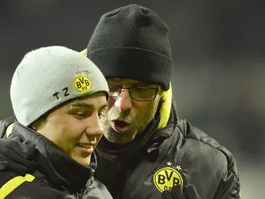 Kenangan kebersamaan pelatih Liverpool, Jurgen Klopp, dan pemain Bayern Munchen, Mario Gotze, saat masih bersama di Dortmund. Klopp kini dikabarkan akan mendatangkan Gotze ke Anfield untuk kembali mengulang kejayaan bersama. (AFP/Odd Anderson)
