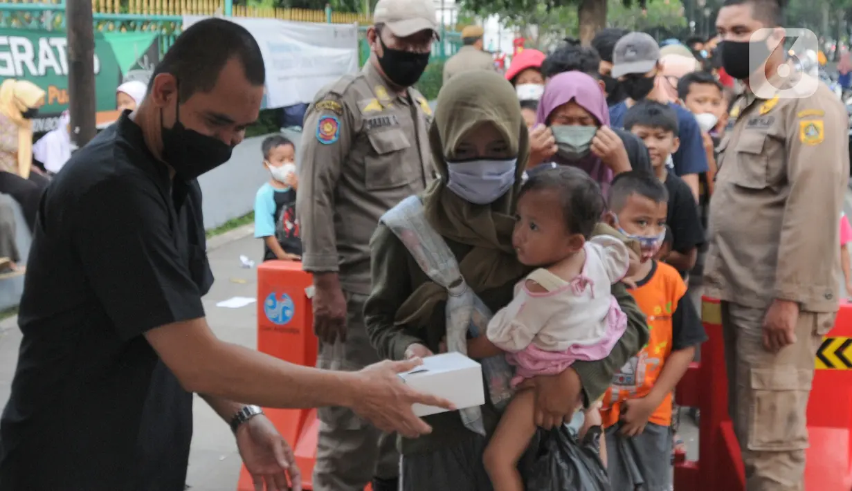 Warga mengantre untuk mendapatkan takjil di depan Kantor Pemerintah Daerah Kabupaten Bogor, Cibinong, Minggu (17/4/2022). Setiap hari selama bulan Ramadhan Pemkab Bogor menyediakan sekitar 400 hingga 500 paket takjil yang berasal dari dinas- dinas di lingkungan Pemkab Bogor (merdeka.com/Arie Basuki