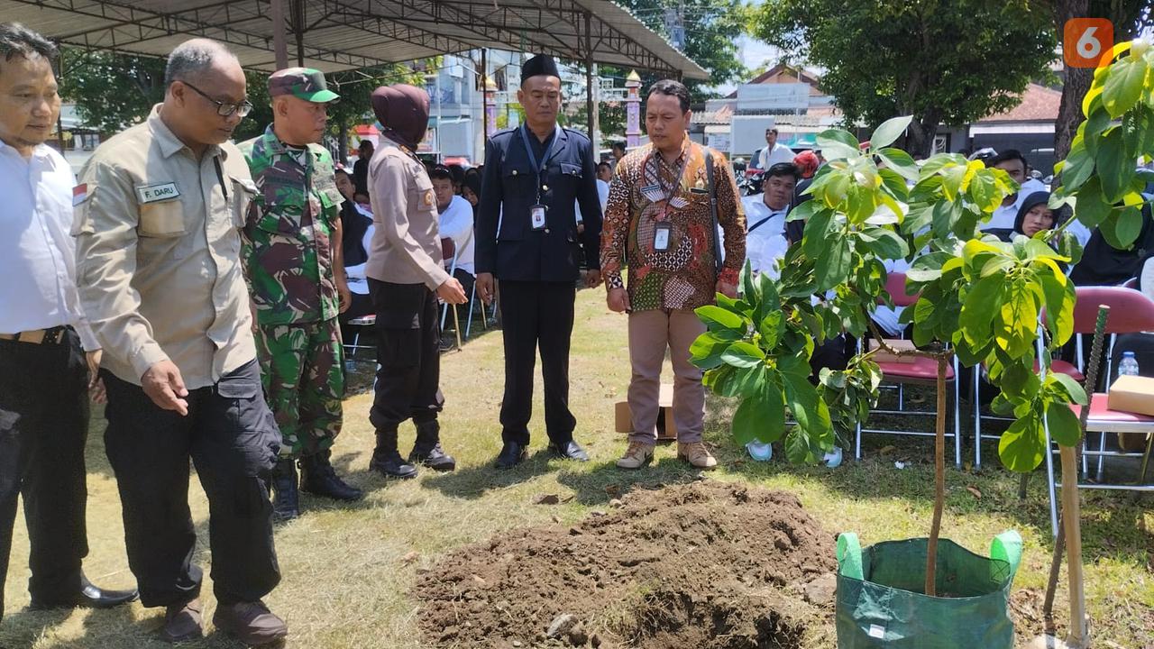 Pemilu Banyak Gunakan Kertas, KPU Sukoharjo tanam Ribuan Bibit Pohon
