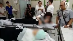 Keluarga korban menangis histeris melihat jenazah Evan dan Nathan dimasukkan ke dalam peti.