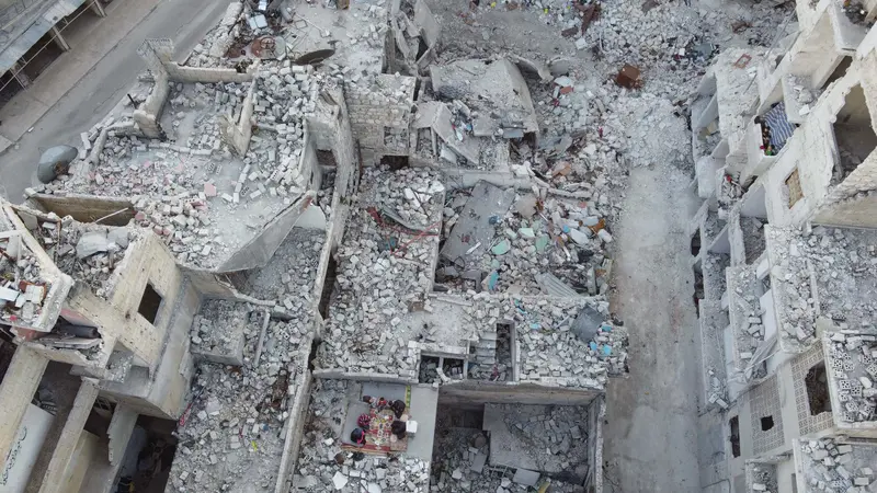 FOTO: Potret Warga Suriah Buka Puasa di Tengah Reruntuhan Rumah