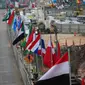 Bendera negara peserta Konferensi Asia Afrika ke-60 terpasang di dinding proyek MRT kawasan Bundaran HI, Jakarta, Selasa (14/4/2015). Persiapan ini dilakukan di sepanjang jalur yang dilalui peserta negara KAA ke-60. (Liputan6.com/Faizal Fanani)