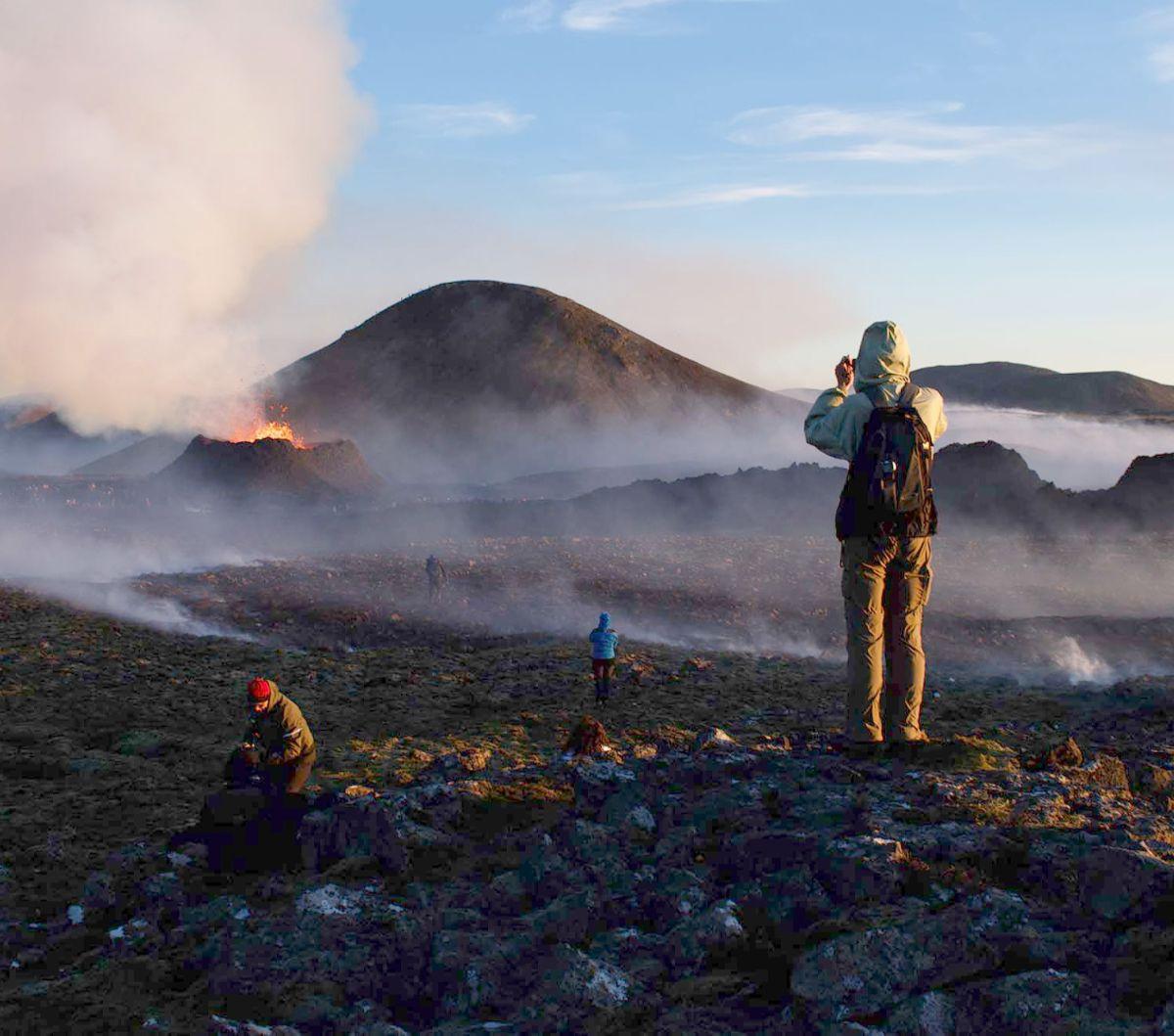 Tak mudah untuk mencapai titik terdekat dengan kawah gunung tersebut. Para wisatawan harus berjalan kaki menanjak sejauh 9 kilometer dari tempat parkir terdekat.