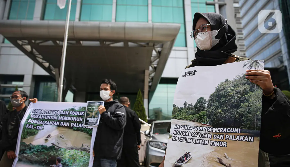 Aktivis Gerakan #BersihkanIndonesia menggelar aksi di Gedung BPJS Ketenagakerjaan, Selasa (23/11/2021). Mereka mendesak lembaga jaminan dana sosial pekerja milik negara ini berhenti terlibat dalam investasi yang merusak lingkungan dan hidup masyarakat di Kalimatan Timur. (Liputan6.com/Faizal Fanani)