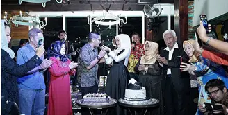 Pasangan Pasha Ungu dan Adelia Wilhelmina baru saja merayakan ulang tahun pernikahannya yang ketujuh. Selain perayaan ulang tahun, hari yang sama merayakan ulang tahun Adelia yang ke-29 tahun. (Instagram/adeliapasha)