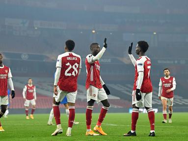 Gelandang Arsenal, Nicolas Pepe (ketiga kanan) berselebrasi dengan rekan-rekannya usai mencetak gol ke gawang Molde pada pertandingan grup B Liga Europa di Emirates Stadium di London (5/11/2020). Arsenal menang telak atas Molde 4-1. (AFP/Glyn Kirk)