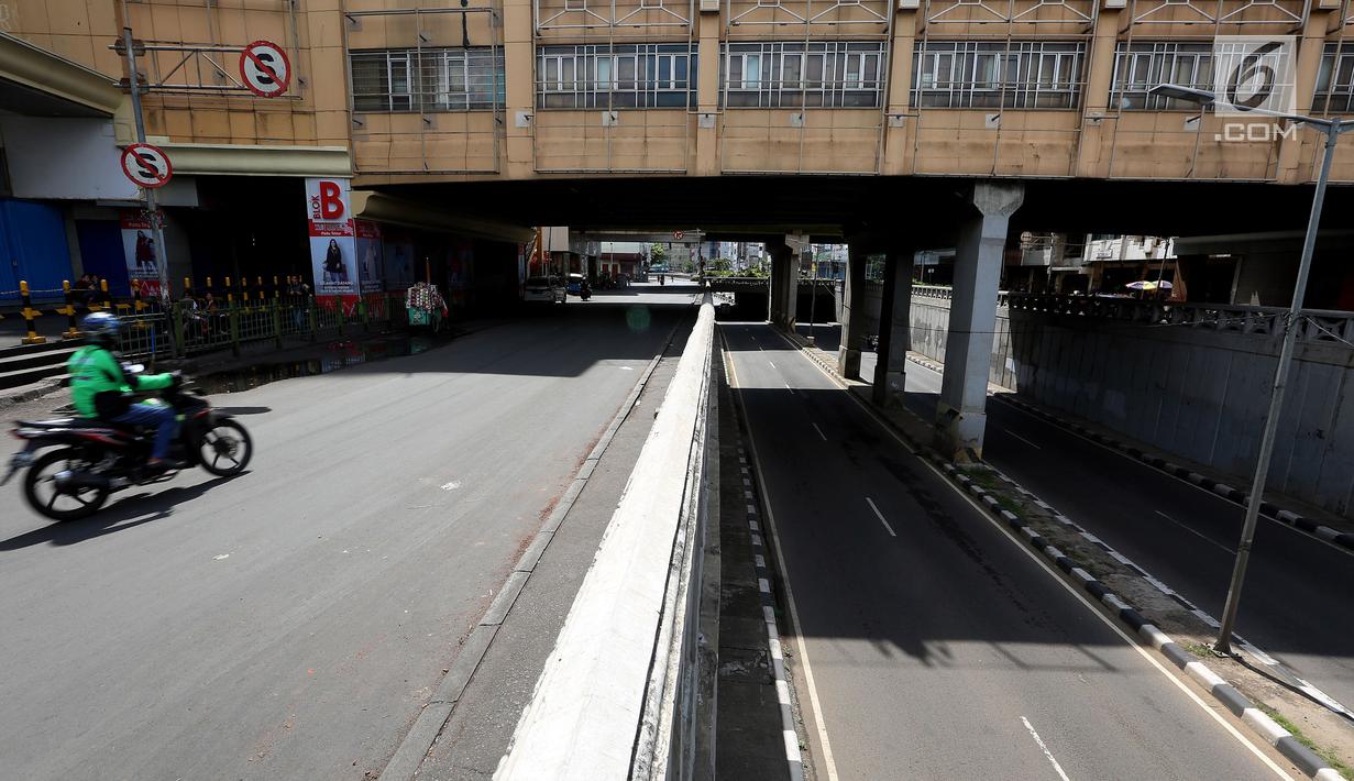 Seorang pengemudi ojek online melewati kawasan Pasar Tanah Abang, Jakarta, Selasa (27/6). Dalam rangka libur lebaran, Pasar Tanah Abang tutup mulai Minggu (25/7) hingga buka kembali pada 3 Juli 2017. (Liputan6.com/Johan Tallo)