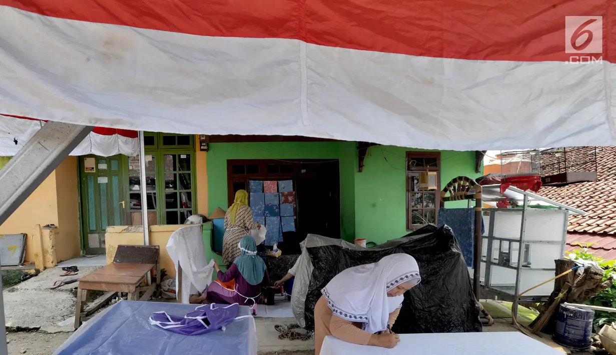 Ibu-ibu Kelurahan Cibuluh membatik dengan pewarna alami buatan sendiri di Kampung Batik Cibuluh, Bogor, Selasa (27/8/2019). 50 ibu-ibu mengikuti permberdayaan ekonomi keluarga dengan membatik yang difaisilitasi Pemkot Bogor, lembaga zakat dan IPB sejak dua tahun terakhir. (merdeka.com/Arie Basuki)