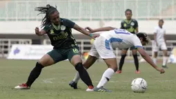 Gelandang Tira Persikabo Putri, Risda Yulianti, berebut bola dengan pemain PSIS Semarang pada lanjutan laga Liga 1 Purtri 2019 di Stadion Pakansari, Bogor, Kamis (7/11). Tira Persikabo Putri menang 2-0 atas PSIS Semarang. (Bola.com/Yoppy Renato)