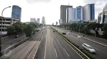 Suasana tol dalam kota, Jalan Gatot Subroto, Jakarta, terlihat lenggang, Senin (8/2). Jalan terlihat nyaris tak ada aktifitas berarti maupun kemacetan arus lalu lintas pada hari libur Tahun Baru Imlek. (Liputan6.com/Faizal Fanani)