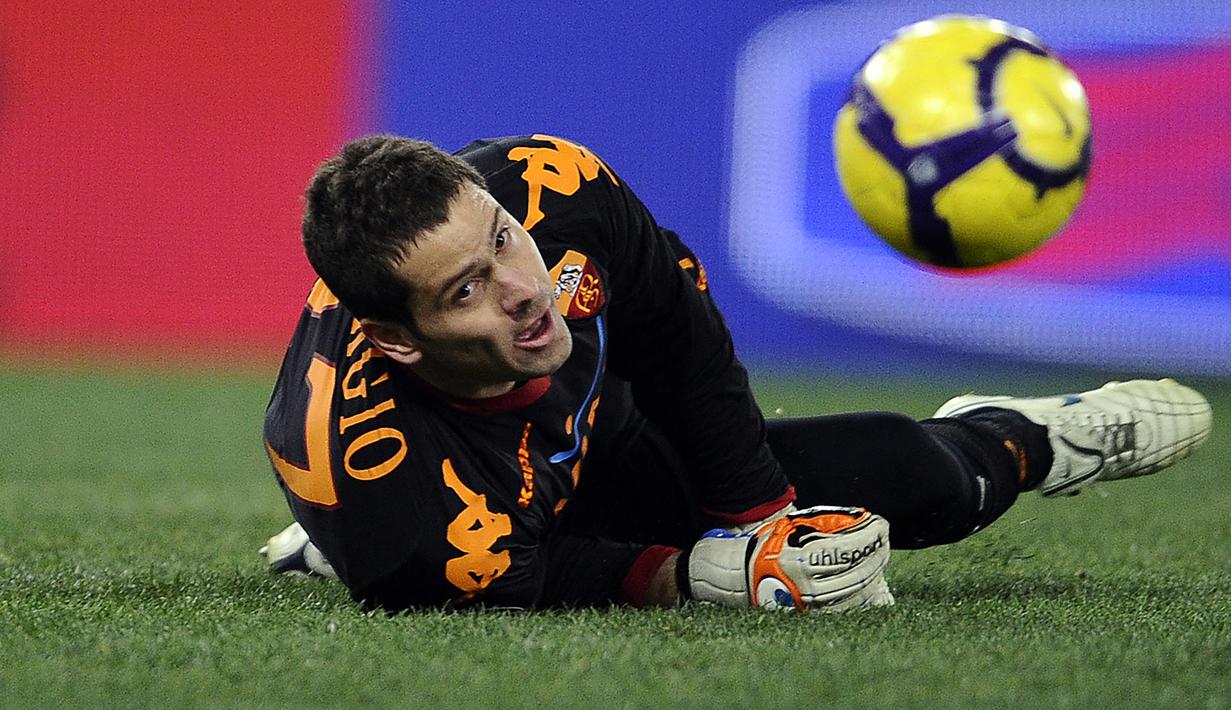 Julio Sergio. Kiper yang kini berusia 43 tahun dan telah pensiun pada Juni 2014 bersama Comercila SP ini menjadi kiper kedua asal Brasil yang pernah memperkuat AS Roma. Ia didatangkan AS Roma dari Juventude pada awal musim 2006/2007 dengan nilai transfer 400 ribu euro atau kini setara Rp6 miliar untuk melapis Alexander Doni. Bersama AS Roma hingga akhir musim 2013/2014 ia total tampil dalam 59 laga di semua ajang dengan torehan 20 kali clean sheet dan kebobolan 72 gol. Pada tengah musim 2013/2014 ia dilepas gratis ke klub lamanya Juventude setelah sempat dipinjamkan ke Lecce selama 1 musim. (AFP/Filippo Monteforte)