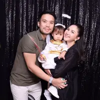 Jessica Mila saat Menyaksikan Putrinya Performance Jelang Natal bersama suaminya. [@jscmila]