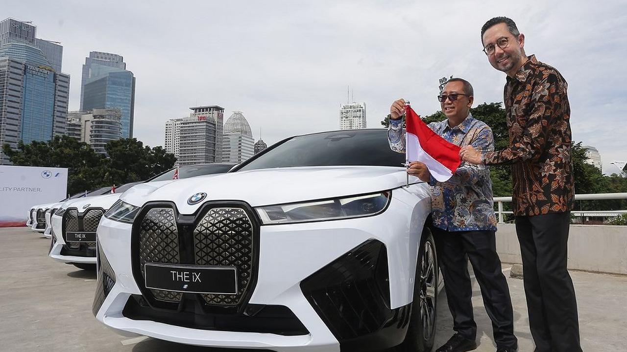 3. BMW iX

Menariknya, mobil BMW iX terlaris ketiga dengan volume 178 unit. Padahal harganya cukup mahal: Rp 2,39 miliar (off the road)