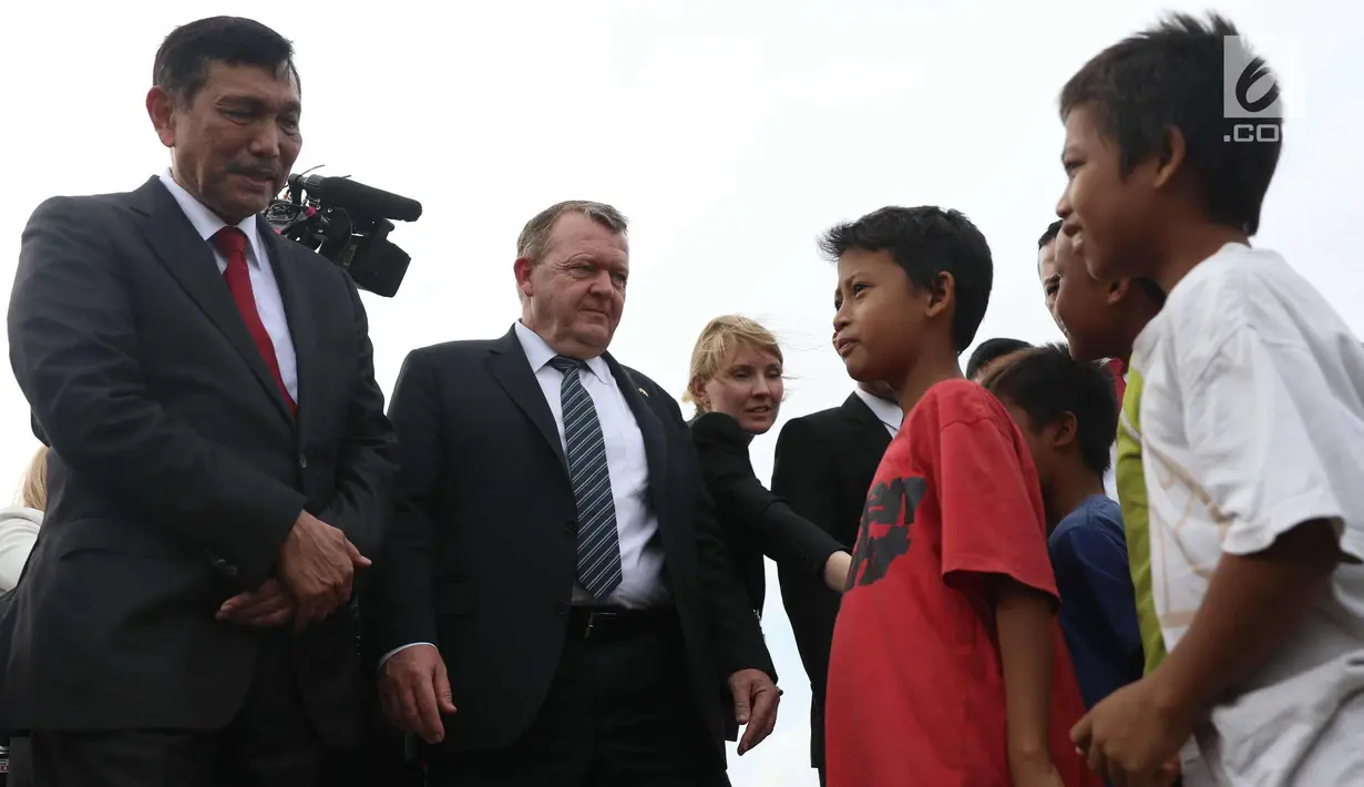 PM Denmark Lars Lokke Rasmussen dan Menko Kemaritiman, Luhut Pandjaitan menemui anak-anak di di belakang Museum Bahari, Jakarta, Selasa (28/11). PM Rasmussen memberi pesan kepada anak-anak untuk jangan buang sampah sembarangan. (Liputan6.com/Angga Yuniar)