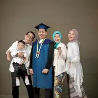 Foto keluarga saat merayakan wisuda Eril (Foto: Instagram @ataliapr)