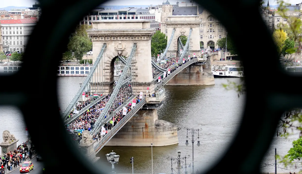 Warga Yahudi dan simpatisan menggelar aksi 'Maret for Life Hungaria' di jembatan Hungaria Lanchid, Budapest, Minggu (16/4). Mereka memperingati Holocaust yang telah menewaskan ribuan warga Yahudi di kamp-kamp konsentrasi Nazi. (AFP PHOTO / ATTILA K)