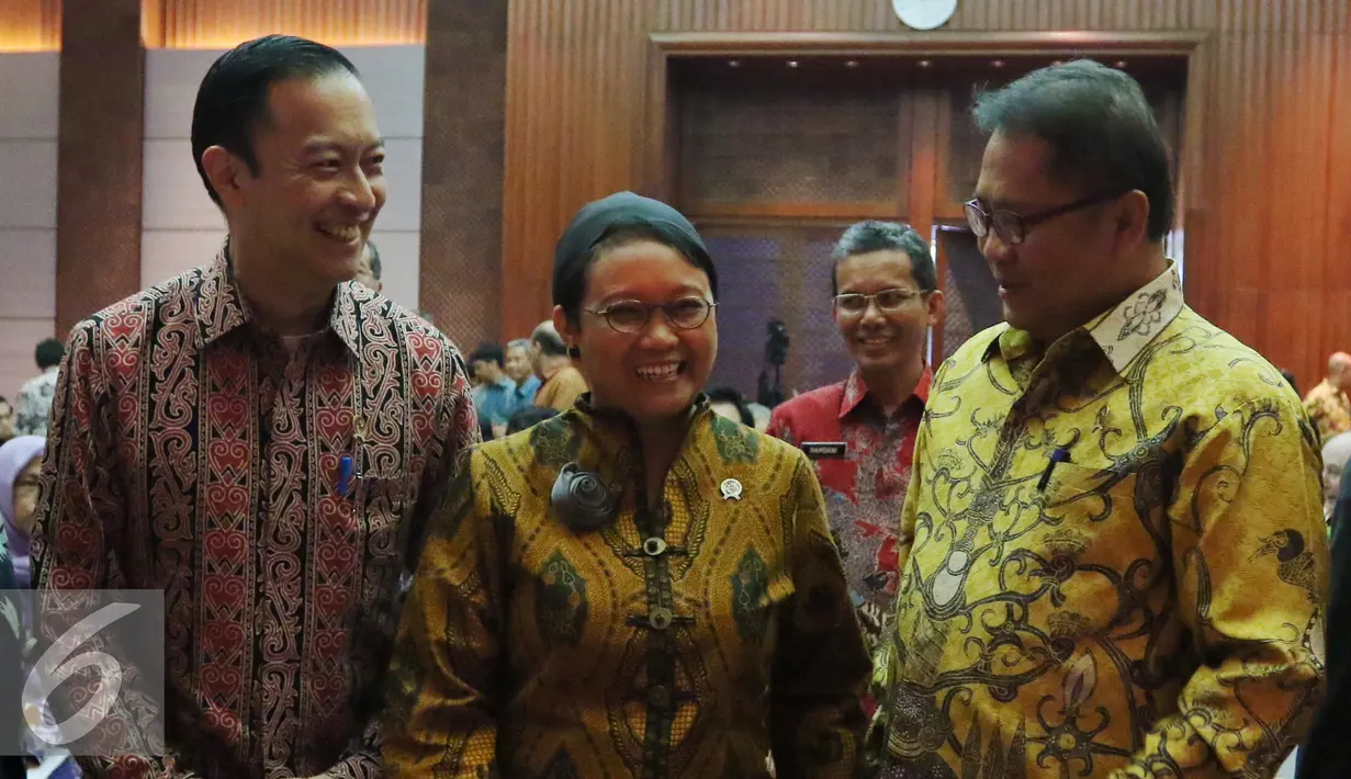 Ki-ka: Kepala BKPM Thomas Lembong, Menteri Luar Negeri Retno L. P. Marsudi, Mentri Komunikasi dan Informasi Rudi Antara berbincang saat menghadiri Diplomatic and Chambers of Commerce Gathering di Jakarta, Selasa (4/10). (Liputan6.com/Angga Yuniar)