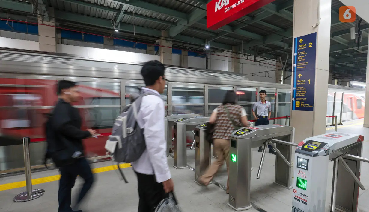 Penumpang Commuter Line melakukan tap in untuk mengakses peron di Stasiun BNI City, Jakarta, Kamis (3/9/2026). Aktivitas tersebut berlangsung setelah layanan naik dan turun penumpang dari Stasiun Karet dialihkan ke Stasiun BNI City. (KLY/Budy Santoso)