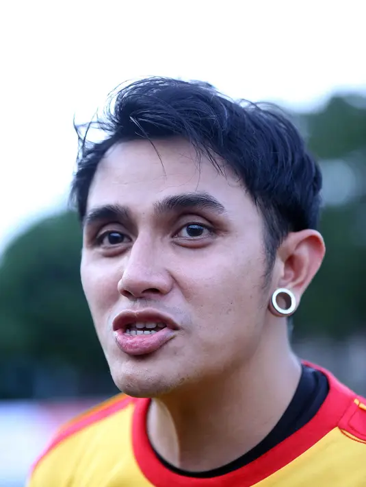Sepakbola sesama rekan selebriti ini berlangsung di Kawasan Simprug, Kebayoran Lama, Jakarta Selatan, Senin (25/4/2016). (Nurwahyunan/Bintang.com)