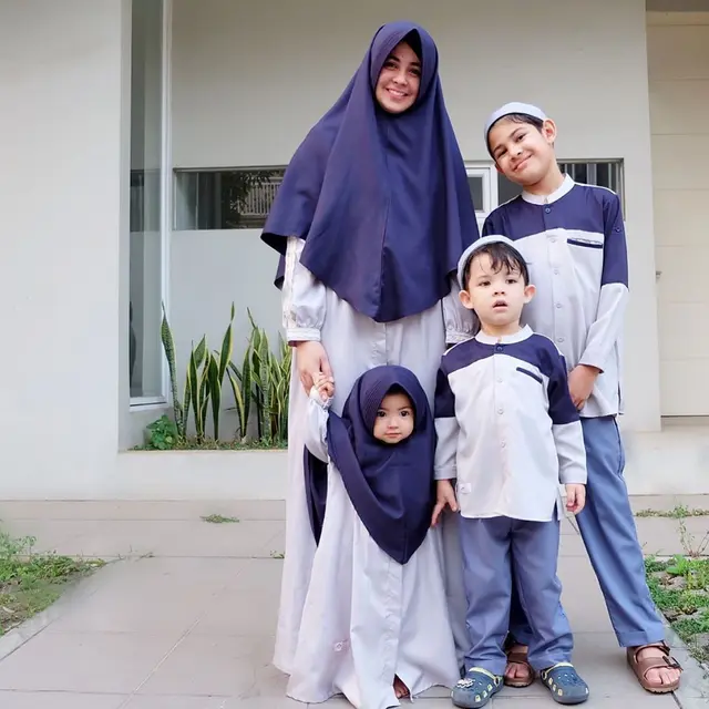 6 Potret Bayi Seleb Pakai Hijab, Sukses Bikin Gemas