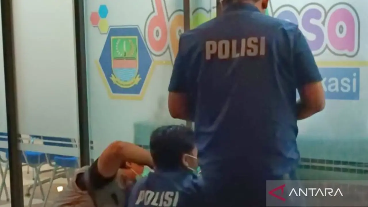 Polisi melakukan olah tempat kejadian perkara aksi segel kantor dinas di lingkup Pemerintah Kabupaten Bekasi