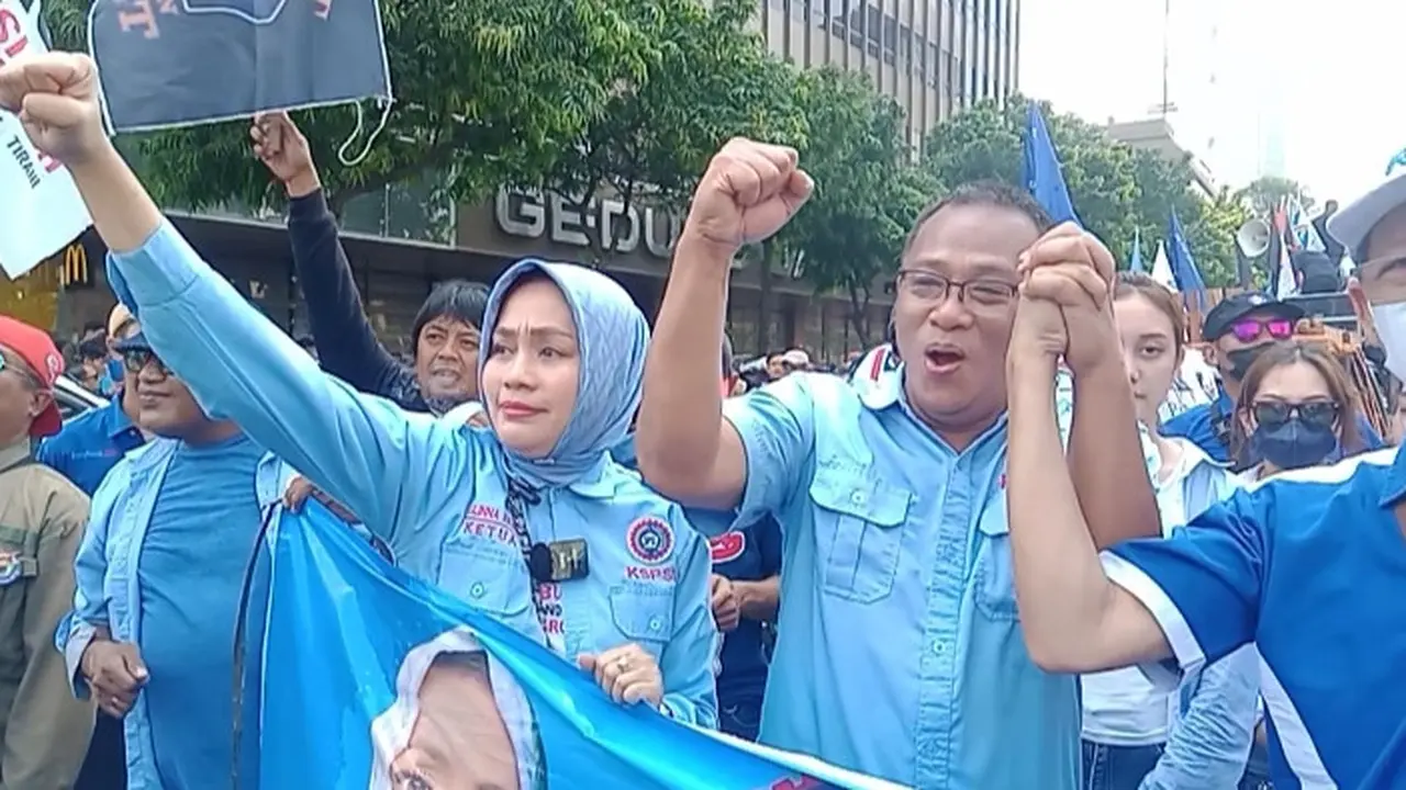 Raslinna Rasidin melakukan aksi bersama buruh.