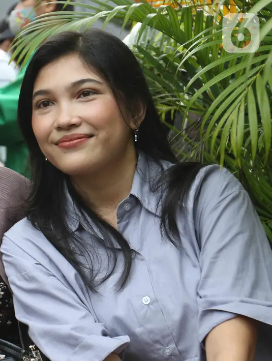 Kekasih Brigadir Nofryansyah Yosua Hutabarat atau Brigadir J, Vera Simajuntak, tiba untuk konferensi per di salah satu hotel di kawasan Jakarta Barat, Kamis (29/9/2022). Kedatangan Vera Simajuntak bersama keluarga sang kekasih tersebut di Jakarta terkait berkas perkara kasus pembunuhan Brigadir J telah lengkap atau P21. (Liputan6.com/Herman Zakharia)