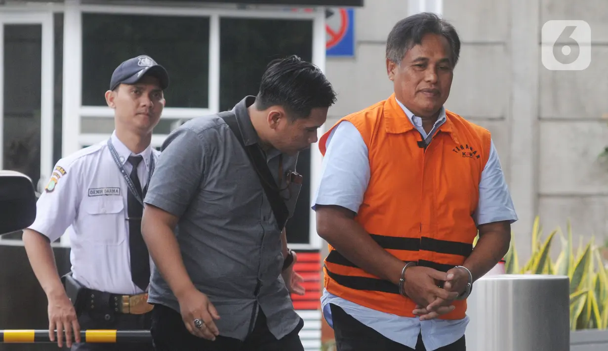 Direktur PT Harlis Tata Tahta, Hartoyo berjalan akan menjalani pemeriksaan lanjutan di Gedung KPK, Jakarta, Selasa (19/11/2019). Hartoyo diperiksa sebagai tersangka untuk melengkapi berkas kasus dugaan suap pengadaan proyek jalan di Provinsi Kalimantan Timur. (merdeka.com/Dwi Narwoko)