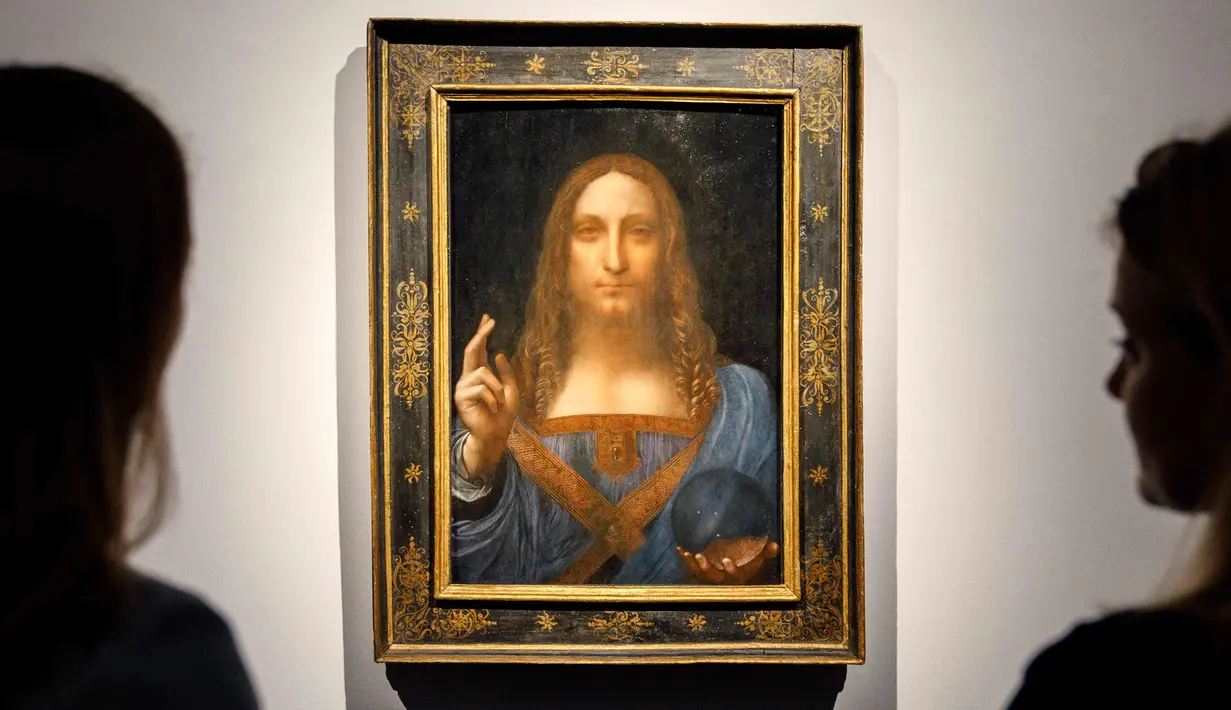 Lukisan Leonardo da Vinci berjudul 'Salvator Mundi' di rumah lelang Christie di London, (22/10). Lukisan berjudul Salvator Mundi (Juru Selamat Dunia) ini akan dilelang mencapai 100 juta dollar AS (Rp 1,3 triliun). (AFP Photo/Tolga Akmen)