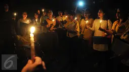 Sejumlah karyawan Artha Graha berkumpul sambil memegang lilin pada peringatan Hari Bumi atau Earth Hour di kawasan SCBD Jakarta saat lampu-lampu di kawasan itu mulai dipadamkan selama satu jam pada Sabtu malam (19/3/2016). (Foto: Istimewa)