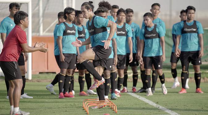 Pemain Penang FA Malaysia, Ryuji Utomo melakukan latihan bersama pemain lainnya di lapangan sepak bola JA Centre of Excellence & Shooting Club, Dubai. (Foto: Dokumentasi PSSI)
