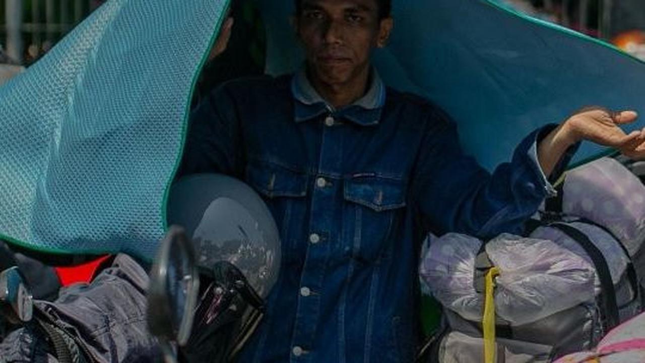 Sedangkan bagi yang tidak kebagian tempat berteduh mereka memanfaatkan karpet yang mereka bawa untuk melindungi diri dari sinar panas matahari. Foto: liputan6.com / Angga Yuniar