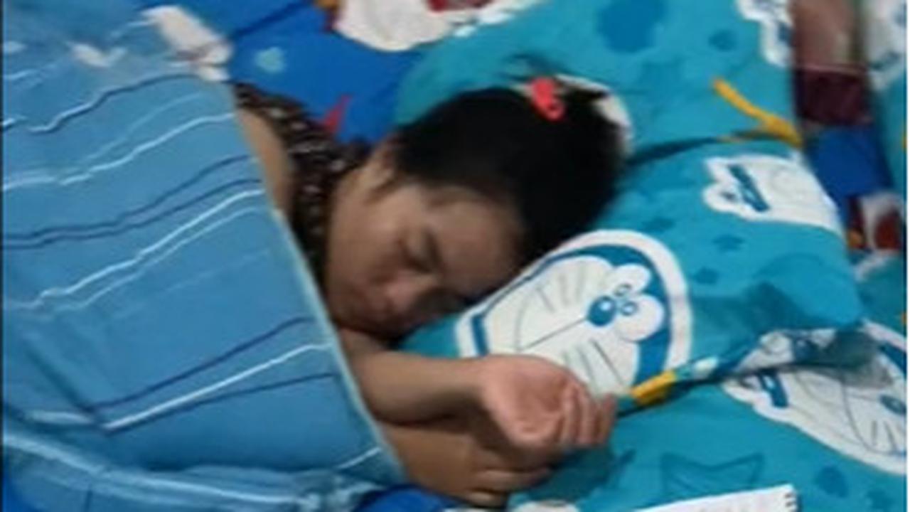 Spontanitas yang dilakukan oleh istrinya itu justru menjadi sorotan dari warganet hingga banyak yang dibuat iri karena tingkah pasutri itu.<br>
