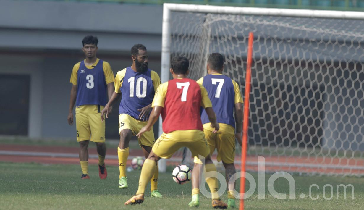Pemain Semen Padang, Didier Zokora, saat mengikuti sesi latihan di Stadion Patriot, Bekasi, Jumat (19/05/2017). Latihan tersebut merupakan persiapan jelang lawan Bhayangkara FC. (Bola.com/M Iqbal Ichsan)