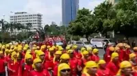 Demo buruh terpusat di Monas, Istana Negara dan GBK. Sementara itu, hari buruh internasional kembali marak sejak lengsernya rezim orde baru.