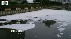 Warga di sekitar Kali Item dihebohkan oleh busa yang memenuhi kali tersebut. Gubernur DKI mengatakan, busa berasal dari limbah deterjen rumah tangga.